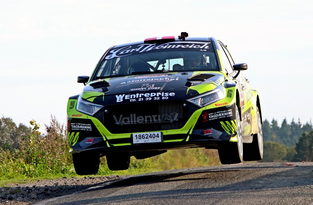 Simon Vallentin og Karsten Isaksen var flyvende i Rally Midtsjælland i deres Hyundai i20N, her hen over en bakketop ved Skee.
(Foto: Allan Post Christiansen)